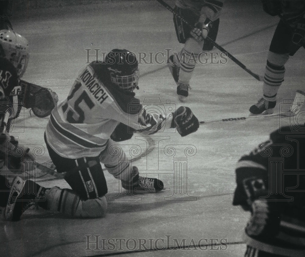 Press Photo Waukesha Catholic Memorial plays hockey against Green Bay Notre Dame - Historic Images