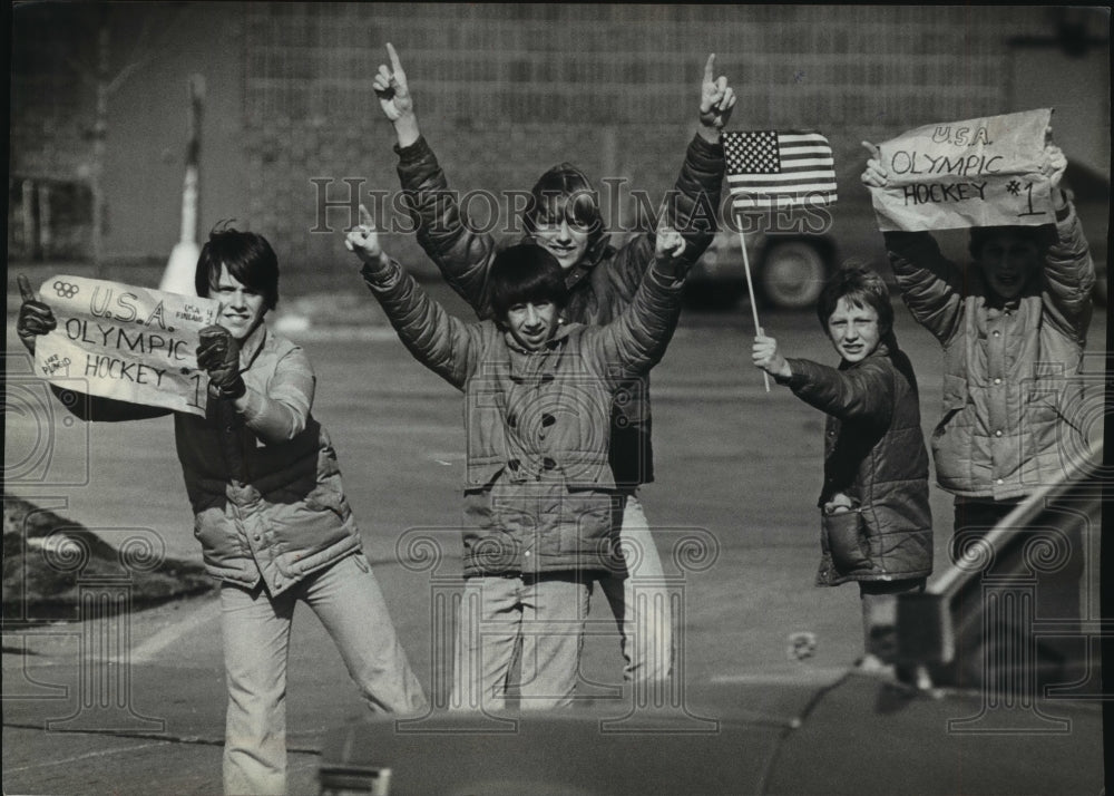 1980 Press Photo Glendale boys share news of American hockey team's Olympic win- Historic Images