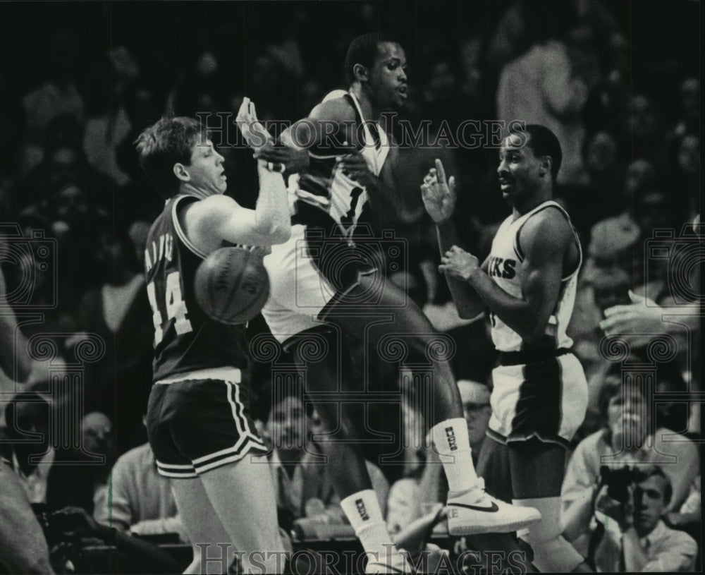 1986 Press Photo Buck Craig Hodges passes past Danny Ainge of Celtics at Arena - Historic Images