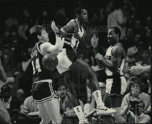 1986 Press Photo Buck Craig Hodges passes past Danny Ainge of Celtics at Arena - Historic Images