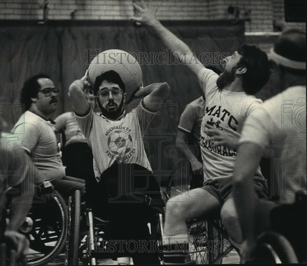 1988 Press Photo Dick Simon passes ball during Milwaukee Freewheelers sport game - Historic Images