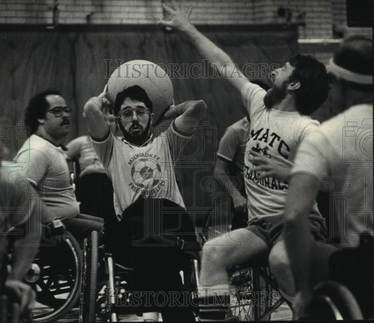 1988 Press Photo Dick Simon passes ball during Milwaukee Freewheelers sport game - Historic Images