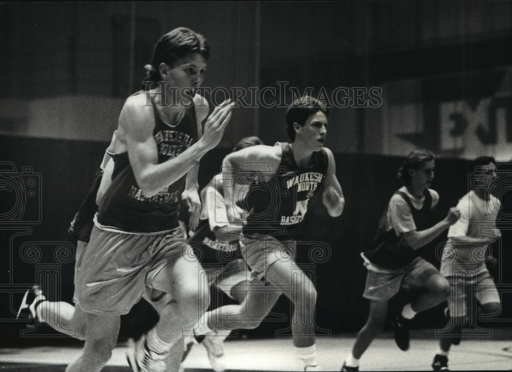 1990 Press Photo Track star Brad Holzen leads Waukesha North track team in drill - Historic Images