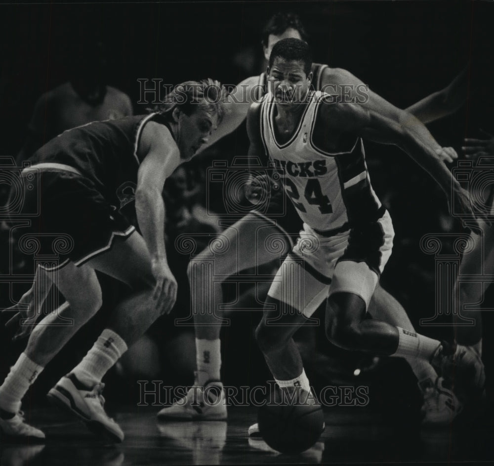 1989 Press Photo Craig Ehlo battles Buck&#39;s Jay Humphries for the basketball. - Historic Images