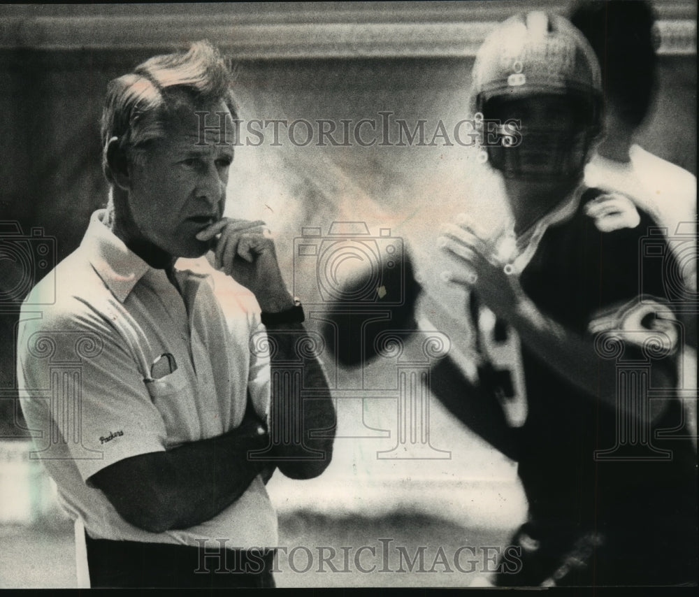 1988 Press Photo Coach Lindy Infante studies Green Bay Packers during practice - Historic Images
