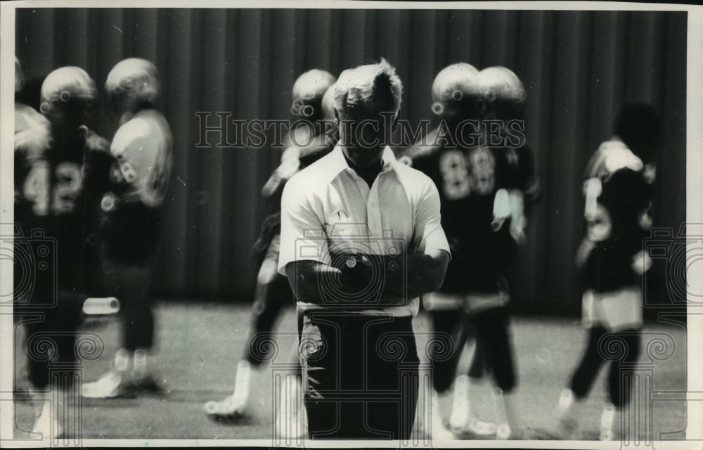 1988 Press Photo Lindy Infante in first year as head for Green Bay Packers - Historic Images