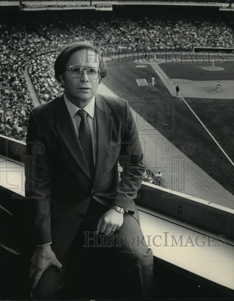 1986 Press Photo Dick Hoffmann, Vice-president-finance for Milwaukee Brewers - Historic Images