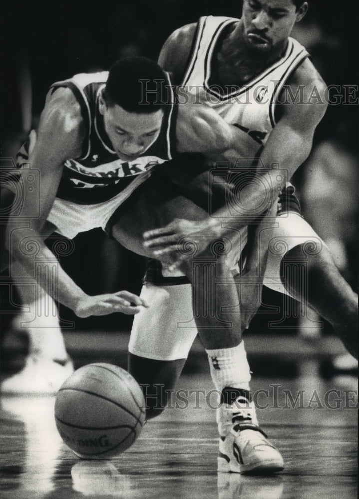 1988 Press Photo The Hawks&#39; Glenn Rivers and Milwaukee Bucks&#39; Jay Humphries - Historic Images