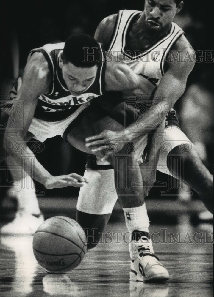 1988 Press Photo The Hawks' Glenn Rivers and Milwaukee Bucks' Jay Humphries - Historic Images