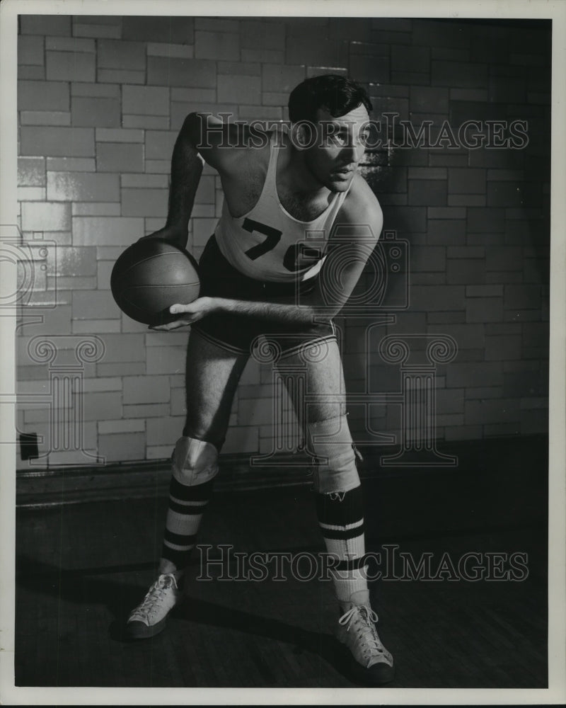 1946 Press Photo Wisconsin basketball player Ray Patterson with basketball. - Historic Images