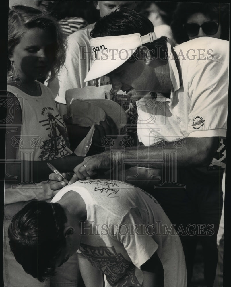 1991 Steve Pate professional golfer autographs fans shirt, Wisconsin - Historic Images