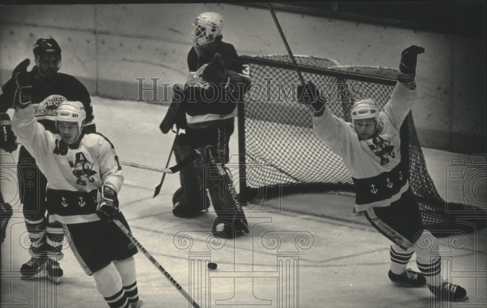 1987 Press Photo Doug Kyle &amp; Tim Hrynewich celebrate Admiral goal by Fred Barry- Historic Images