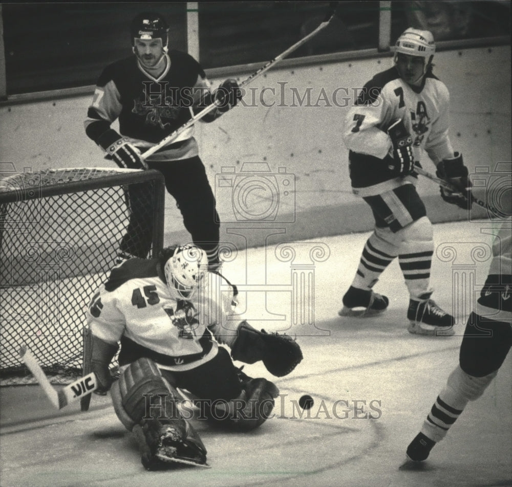 1987 Press Photo Milwaukee Admirals goalie Rob Holland fends off shot- Historic Images