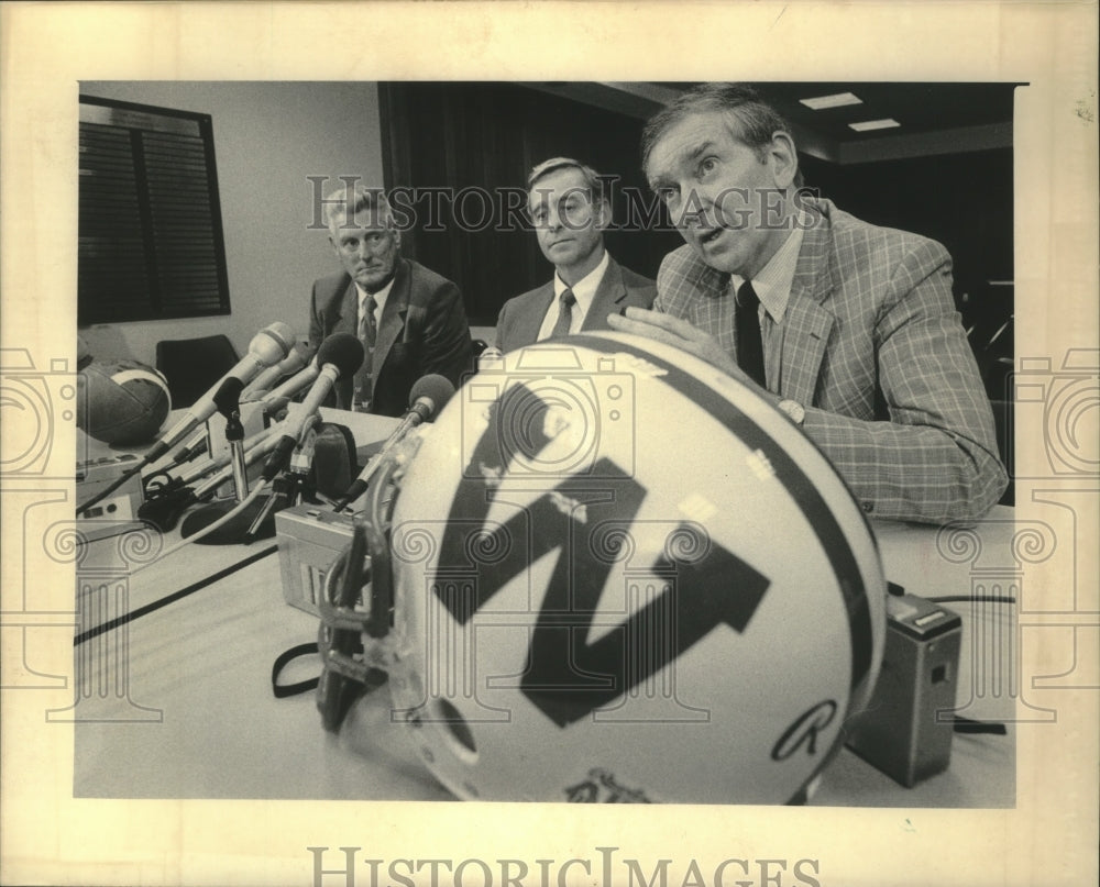 1986 Press Photo Badger Football Coach Jim Hilles Speaking At Press Conference - Historic Images