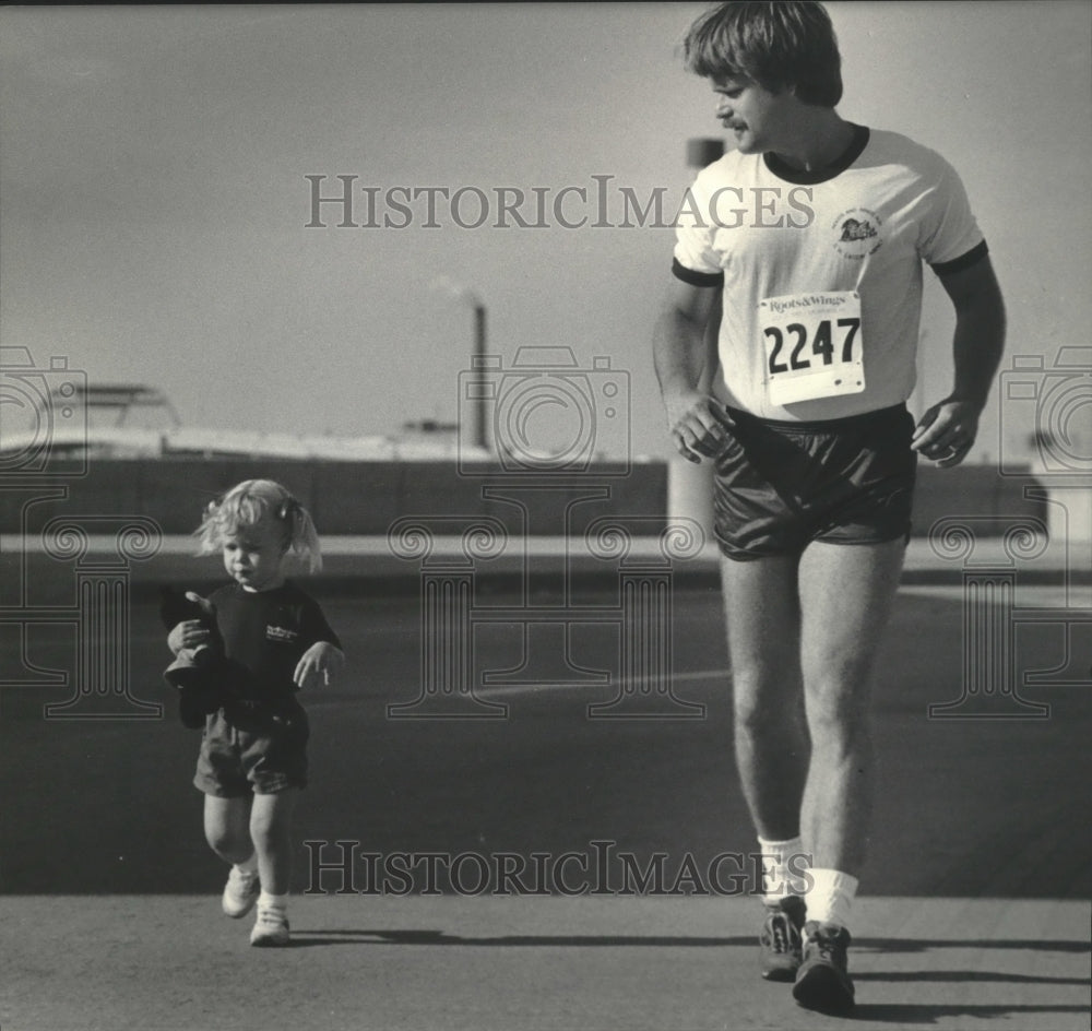 1985 Press Photo Northwestern Mutual Life Runners Paul And Ashley Mekkaison- Historic Images