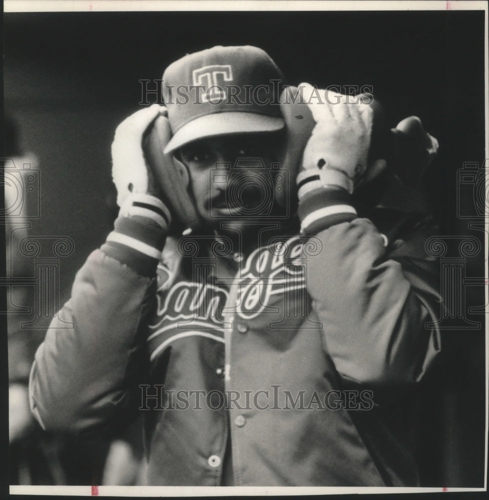 1989 Press Photo Texas Rangers Baseball Player Cecil Espy Warms Up With Hot Wate - Historic Images