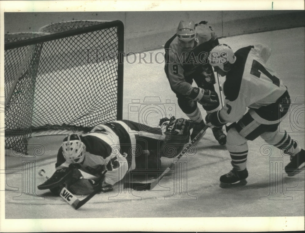 1986 Press Photo Milwaukee Admirals' goalie Rob Holland tries to save a shot - Historic Images
