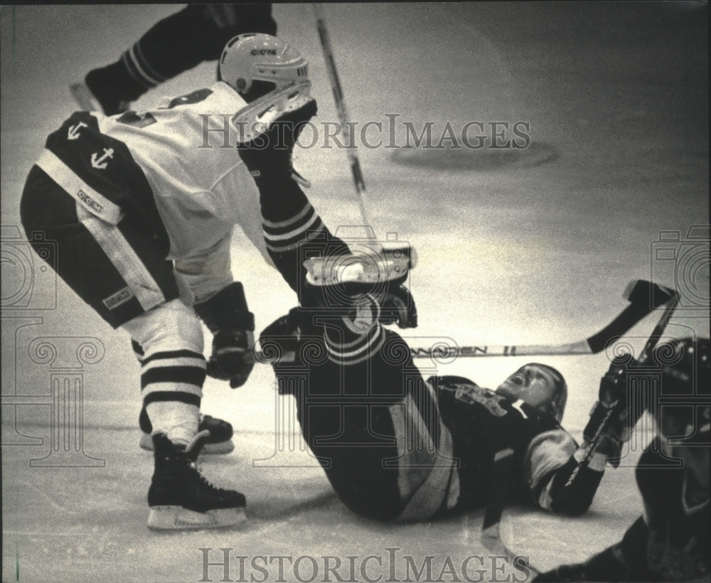 1987 Press Photo Milwaukee Admirals' Kelly Hubbard knocked down Scott Gruhl - Historic Images