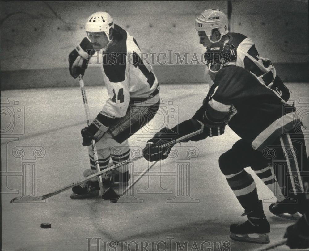 1987 Press Photo Milwaukee Admirals&#39; Fred Berry battles with others for the puck- Historic Images