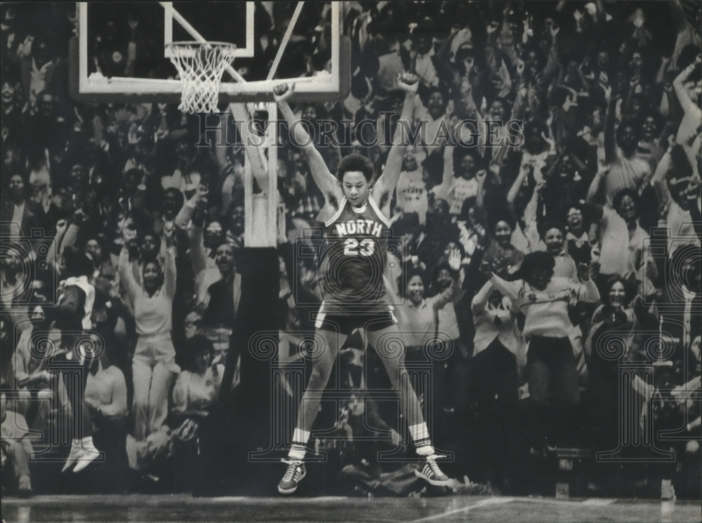 1980 Press Photo North Division High School center Lawrence Ingram jumps for joy - Historic Images