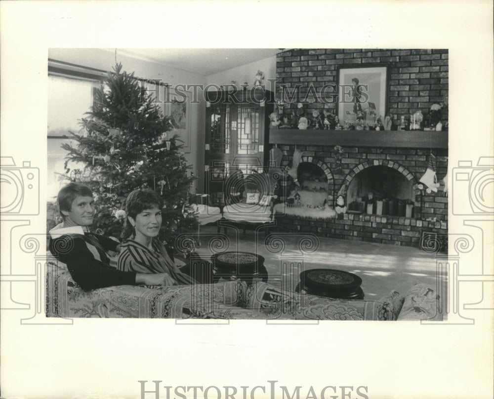 1985 Press Photo Andy and Susan North relaxed in their living room. - mjt13188- Historic Images