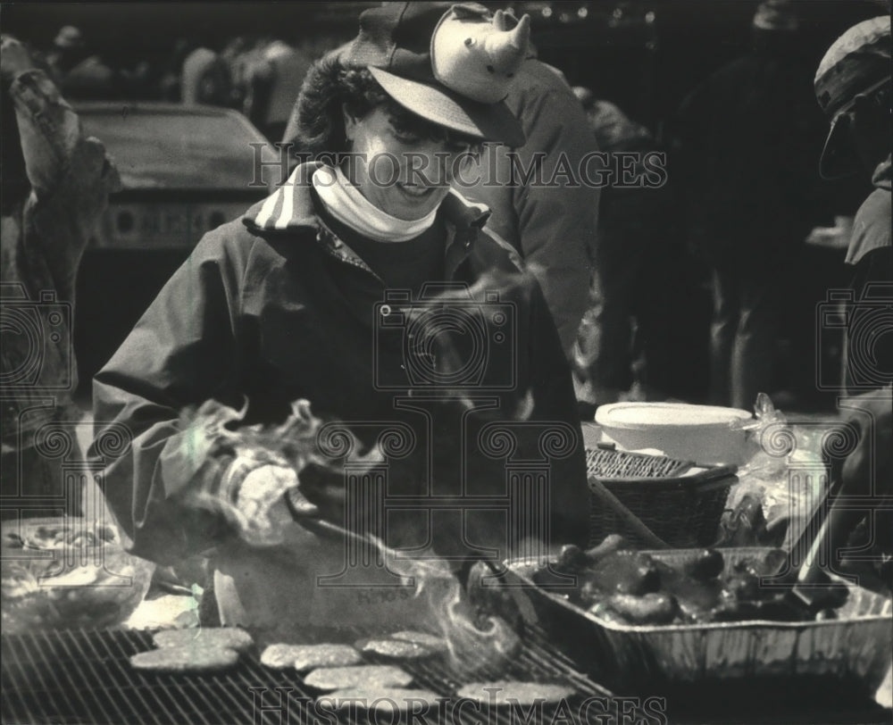 1988 Press Photo Kate Rinehart grills brats & burgers at Milwaukee Brewers Game- Historic Images