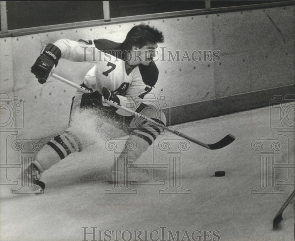 1982 Press Photo The Admirals Yves Preston maneuvering puck near Toledo goal.- Historic Images
