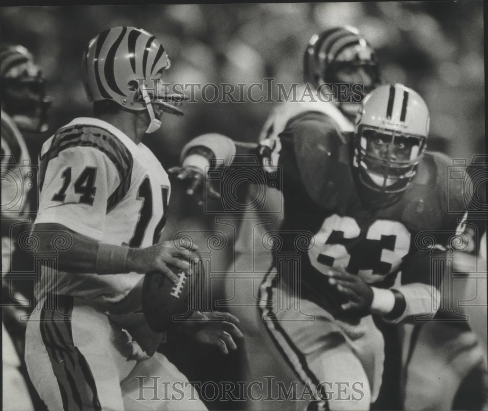 1982 Press Photo Green Bay Packers football&#39;s Terry Jones vs. Ken Anderson- Historic Images