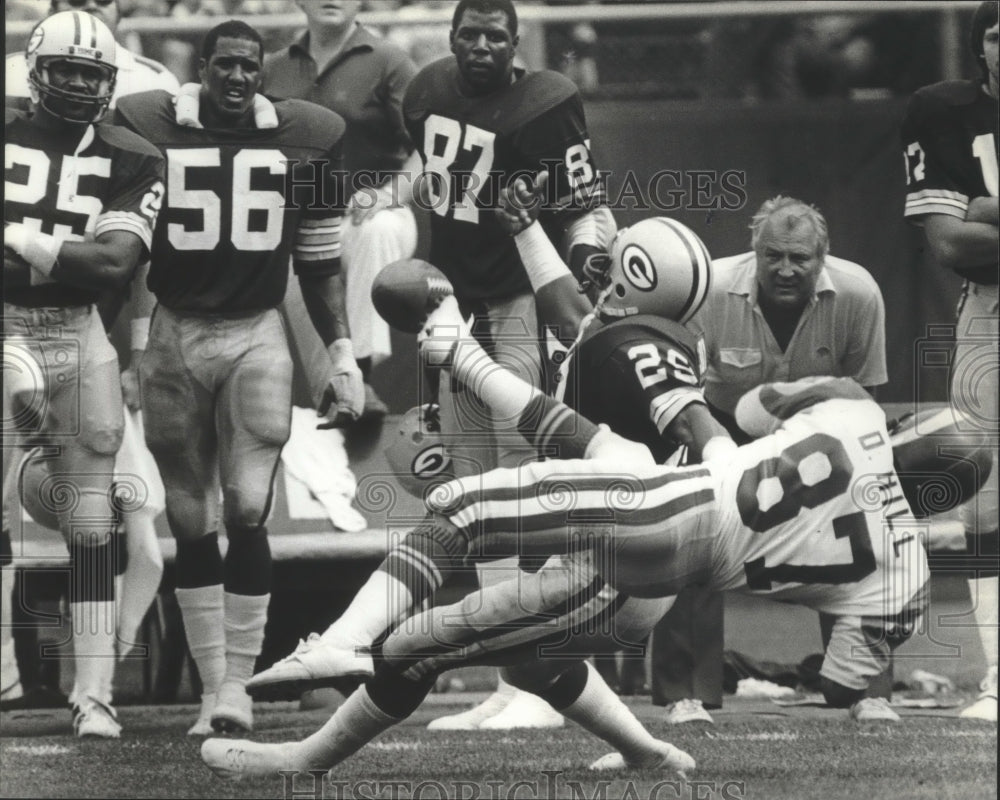 1982 Press Photo Green Bay Packers football's Mike McCoy breaks up a Rams pass- Historic Images