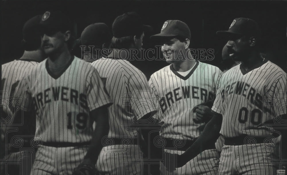 1988 Press Photo Milwaukee Brewers baseball player, Dan Plesac and teammates - Historic Images
