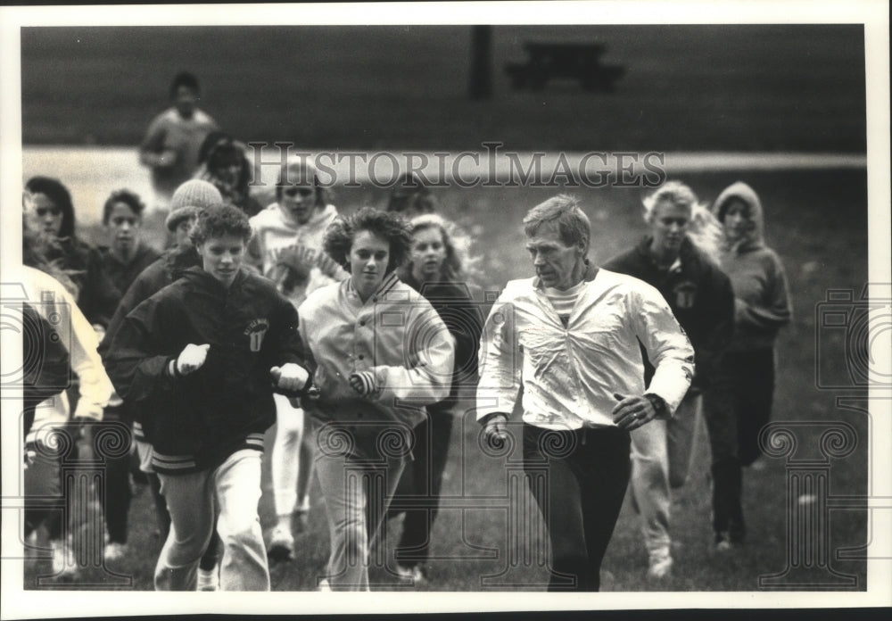1990 Press Photo Kettle Moraine Girls' Cross Country Coach Pete Nielsen & team- Historic Images