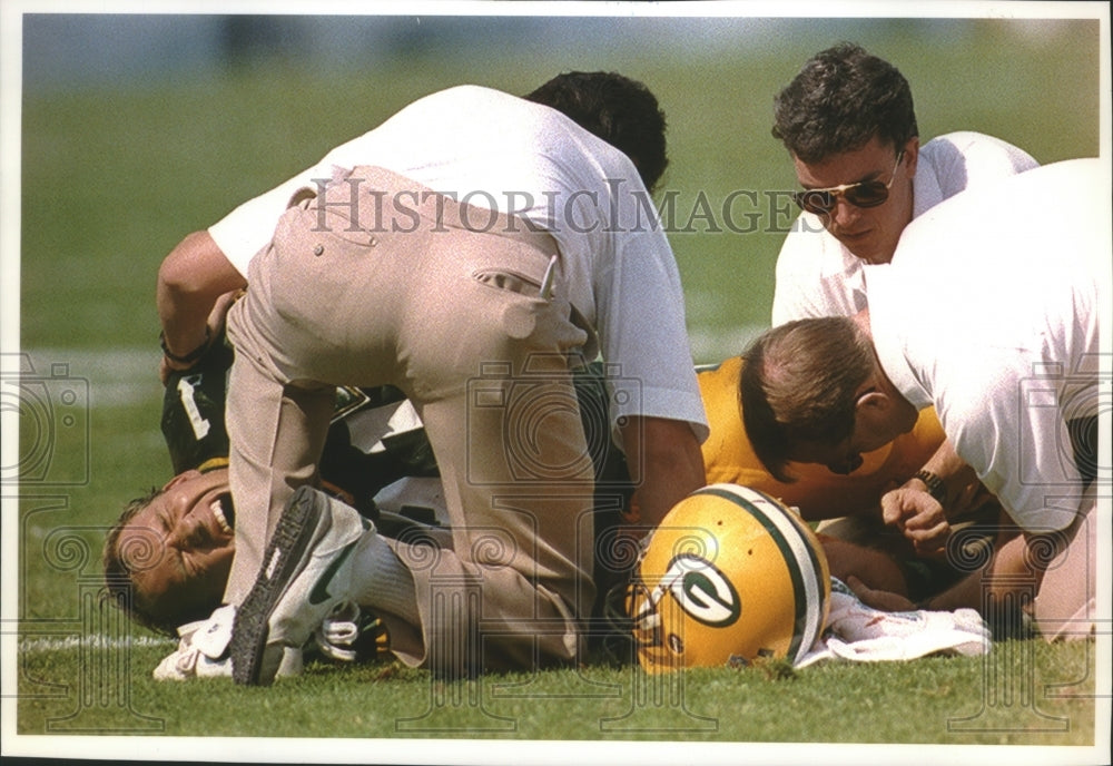 1993 Press Photo Green Bay Packers football's Brian Noble injures his knee- Historic Images