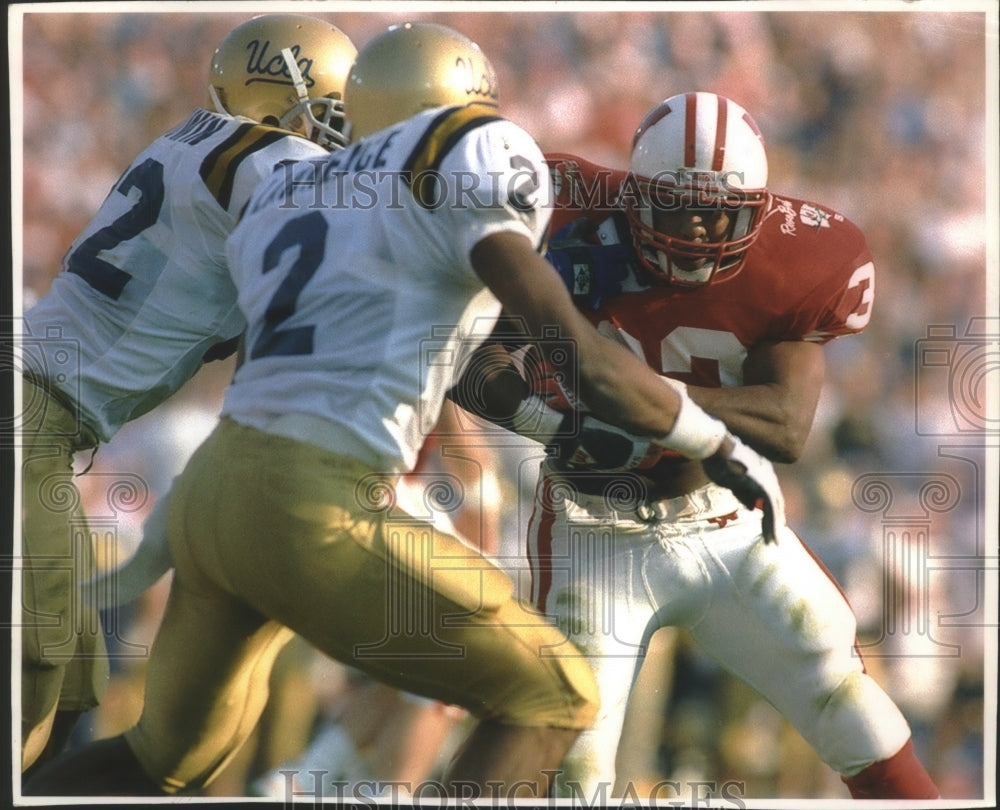 1994 Press Photo Wisconsin football&#39;s Brent Moss avoids UCLA tacklers- Historic Images