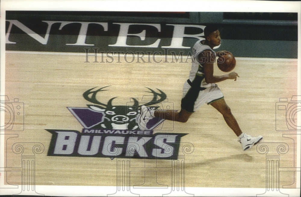 1993 Press Photo Milwaukee Bucks basketball's Eric Murdock dribbles over logo- Historic Images