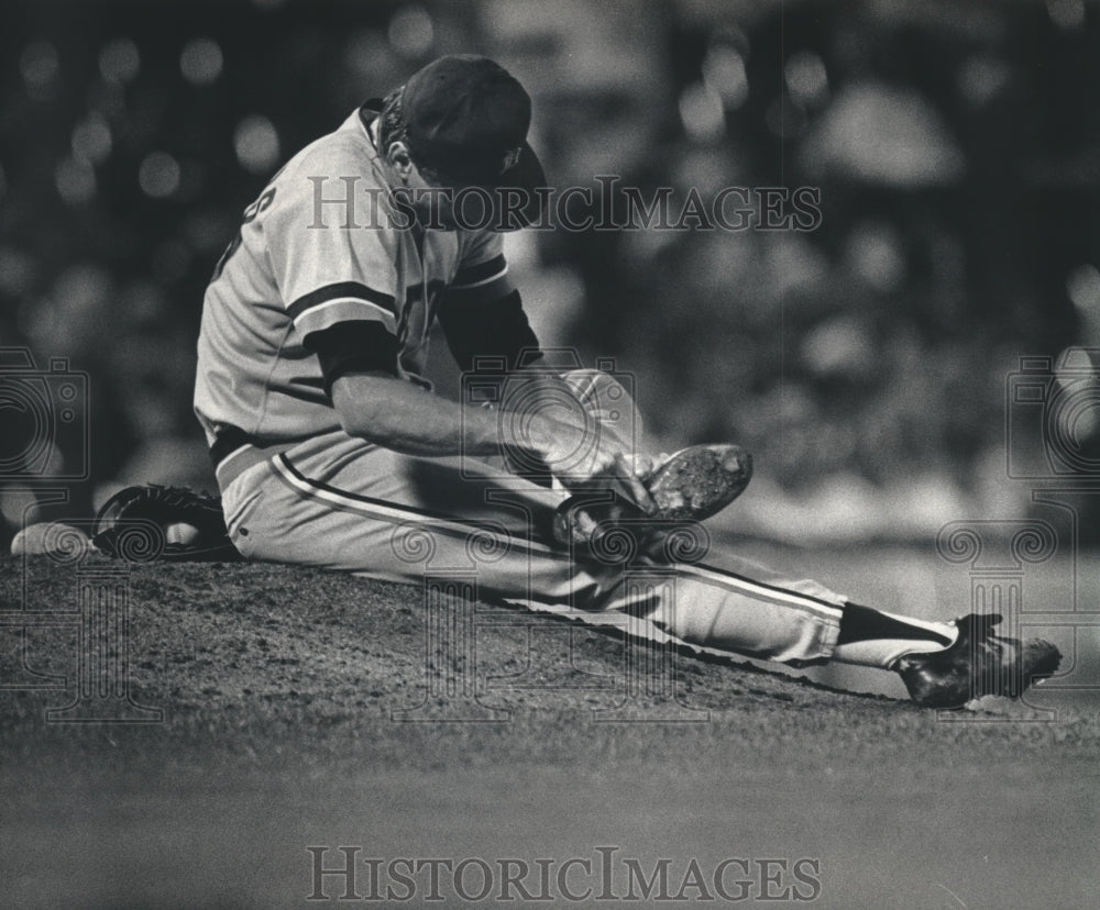 1987 Press Photo Baseball Detroit&#39;s Jack Morris cleaned his spikes. - mjt13422- Historic Images