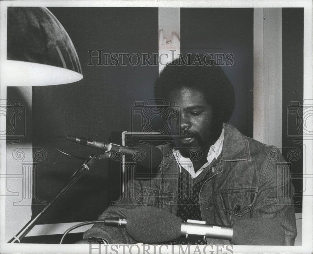 1977 Press Photo Michael Morgan reports news now as a sports announcer. - Historic Images