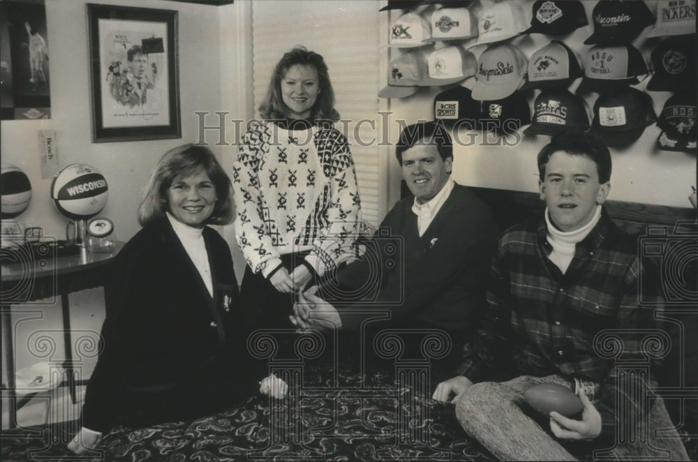 1988 Press Photo UW-Madison football coach Don Morton with his wife and children- Historic Images
