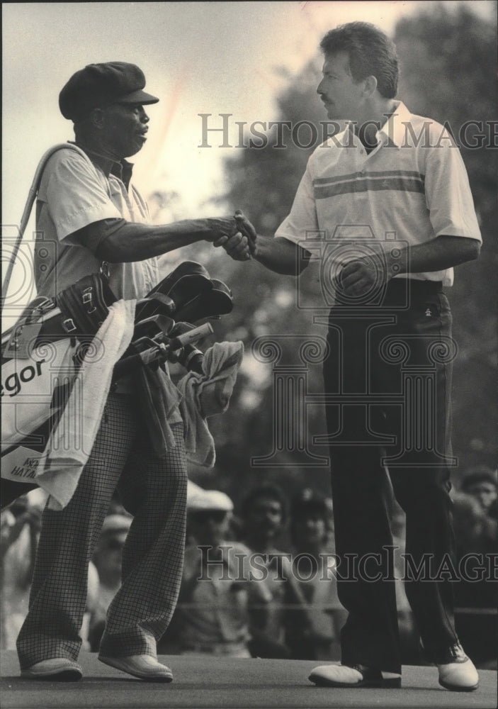 1983 Press Photo Golfer Morris Hatalsky shakes caddy&#39;s hand - mjt13628 - Historic Images