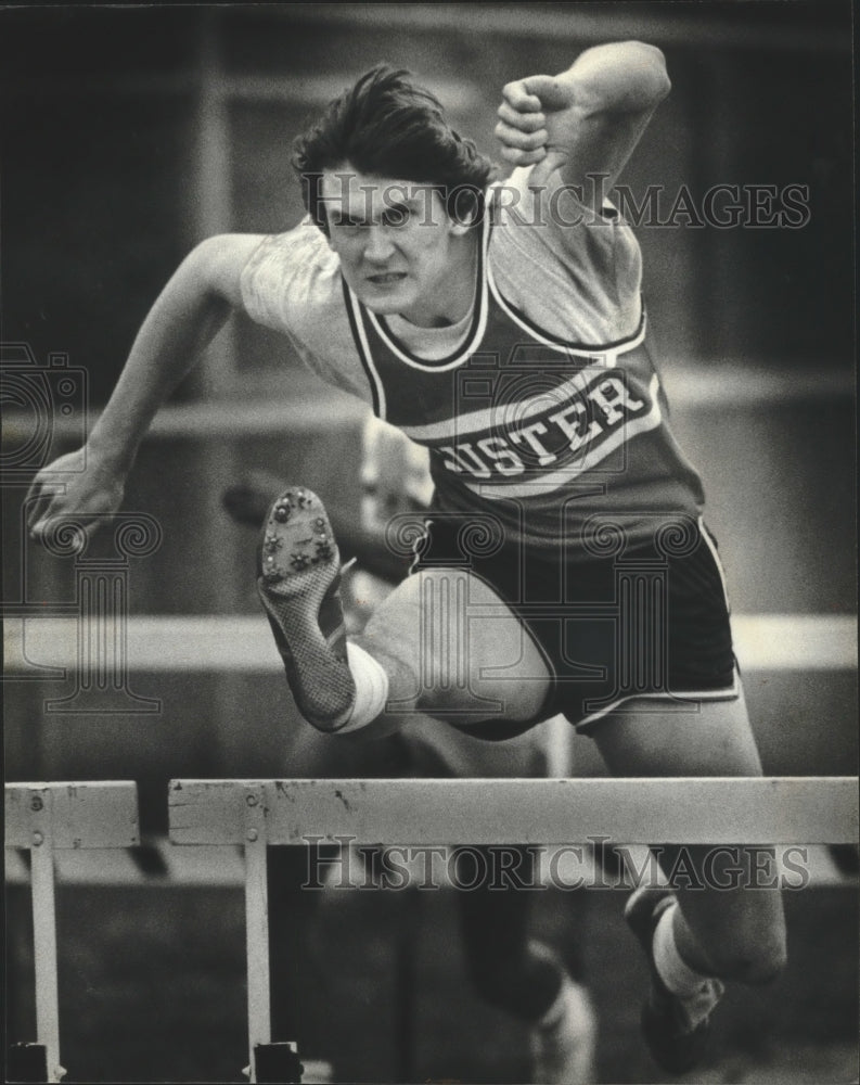 1981 Press Photo Custer High track athlete, David Hintz, jumps over hurdle- Historic Images