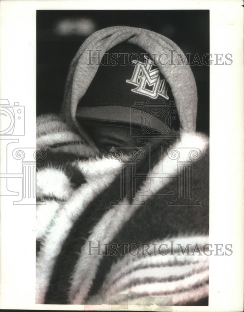 1994 Press Photo Brewers baseball fan Aaron Bellisle watches game under blanket- Historic Images