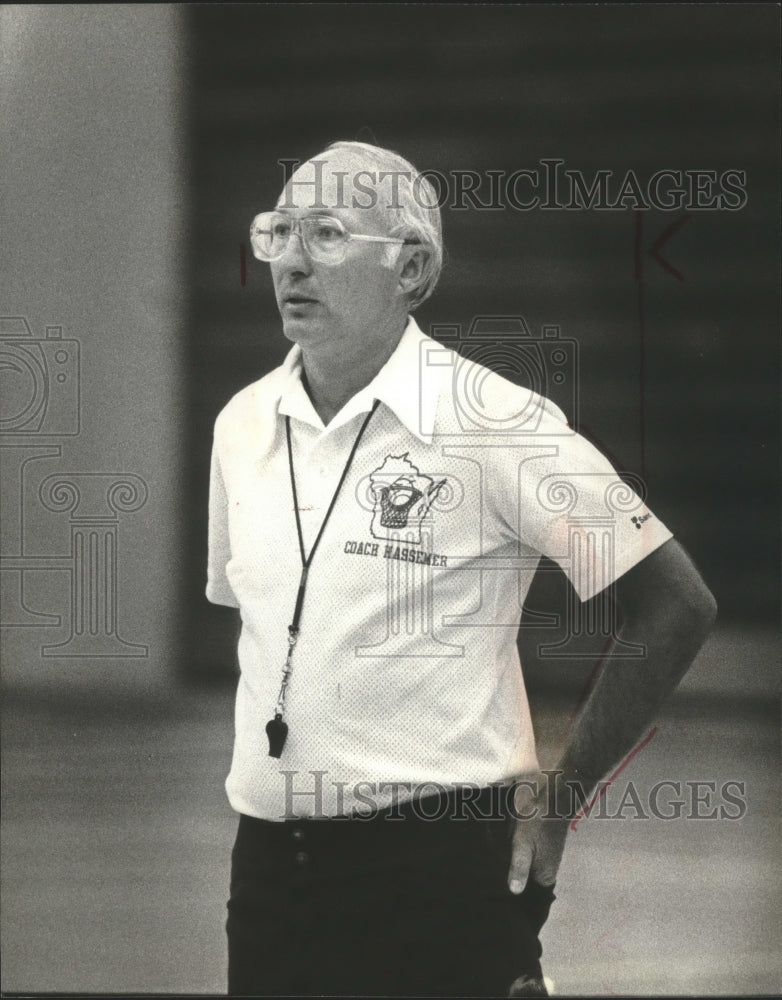 1982 Press Photo Cudahy High School basketball coach Pete Hassemer at practice - Historic Images