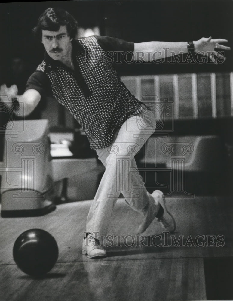 1977 Press Photo Bowler Fred Jaskie during the Miller High Life Open tournament - Historic Images