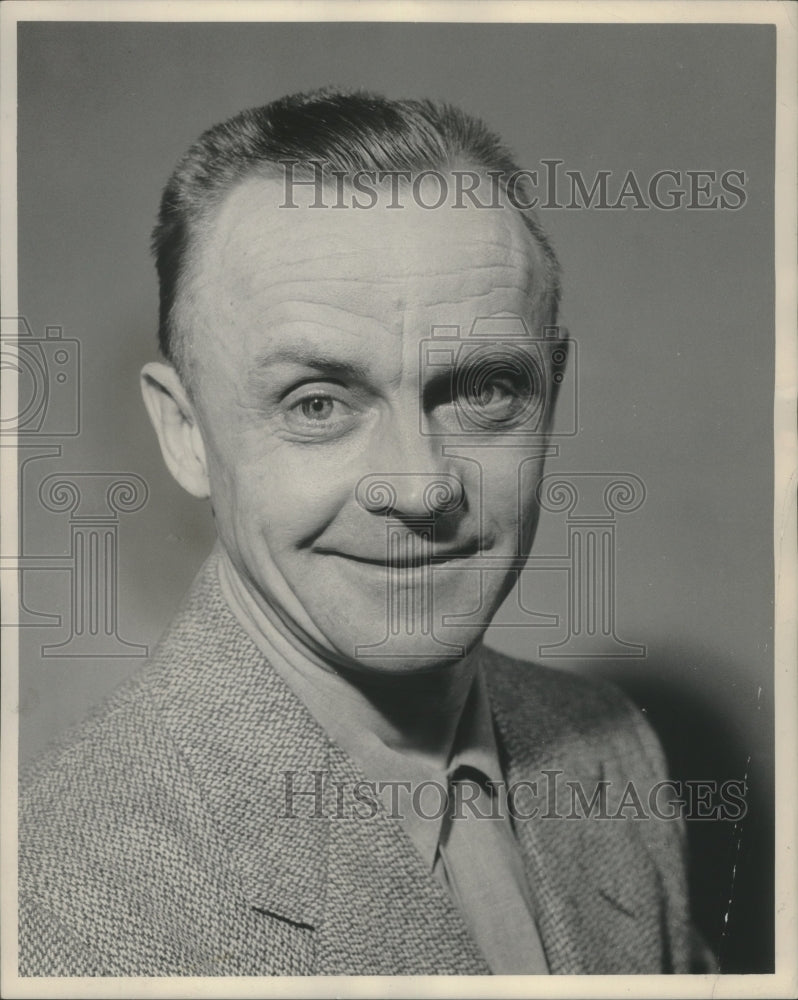 1957 Press Photo Smiling Marquette University track Mel (Bus) Shimek. - Historic Images