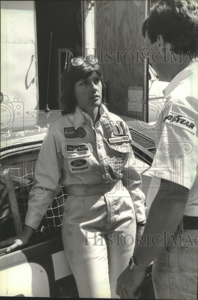 1981 Press Photo Car racer Lyn St. James talks to crew member at Road America- Historic Images
