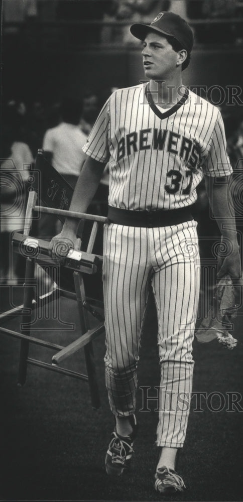 1988 Press Photo Milwaukee Brewer Dan Plesac holds flowers from fan, Baseball - Historic Images