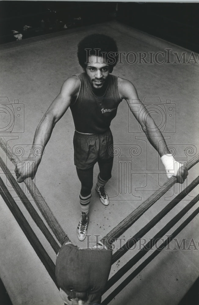 1979 Press Photo Boxer Efrain Nieves posing in a boxing ring hoping to fight. - Historic Images