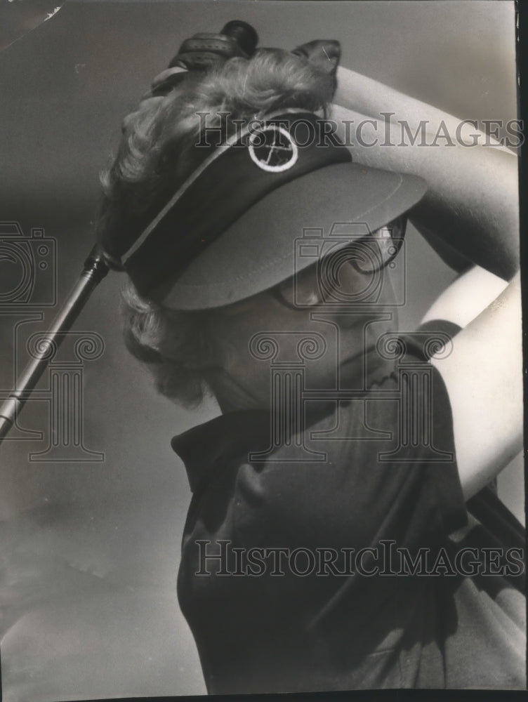 1964 Press Photo Mary Beth Nienhaus at the Wisconsin Women&#39;s Golf Tournament- Historic Images