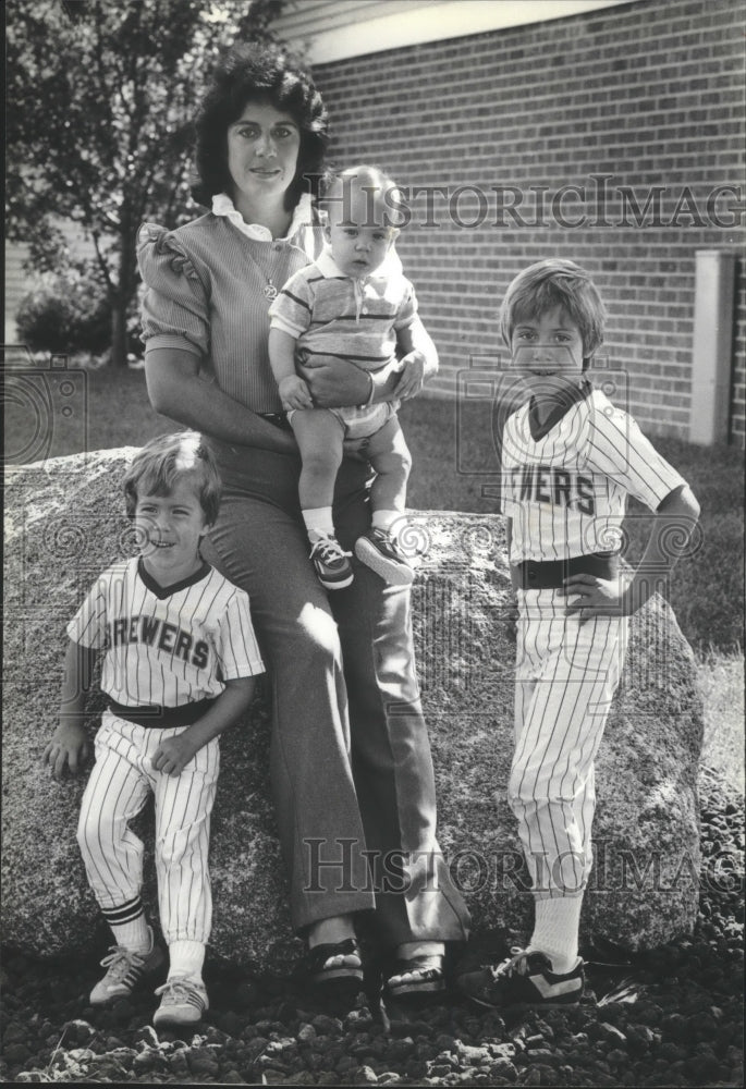 1982 Press Photo The wife and children of Brewers baseball player Charlie Moore- Historic Images