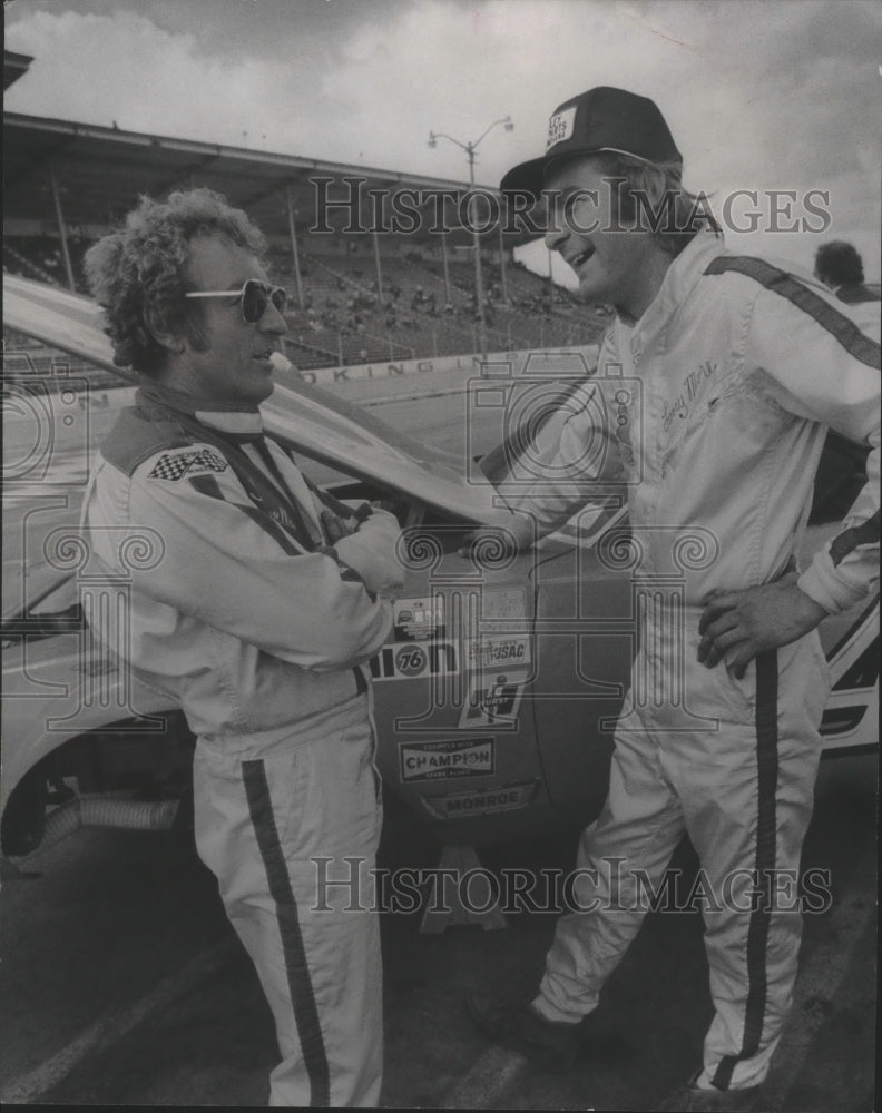 1975 Press Photo Race car driver Larry Moore on the right. - mjt14005 - Historic Images