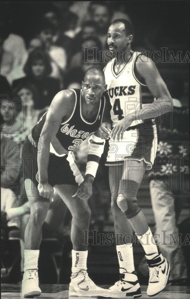 1988 Press Photo Portland&#39;s Terry Porter guarding Bucks player. - mjt14056 - Historic Images